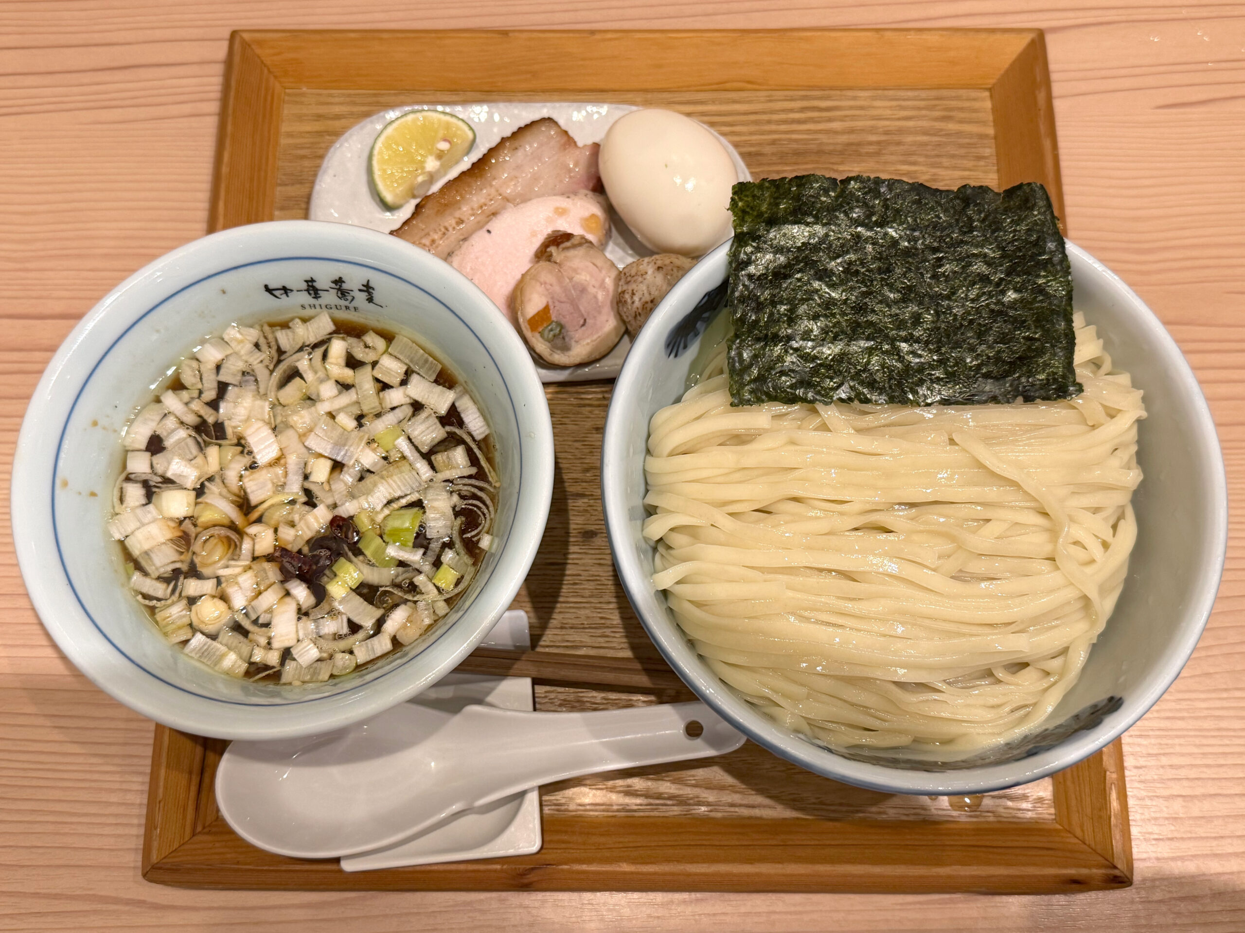 青唐辛子酸辛つけ蕎麦、つけ蕎麦大盛り、特製トッピング