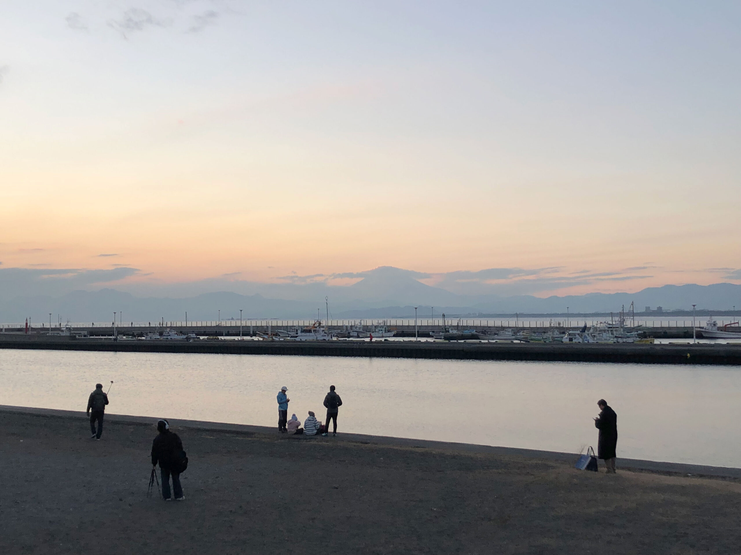 雲で隠れた富士山(中央)