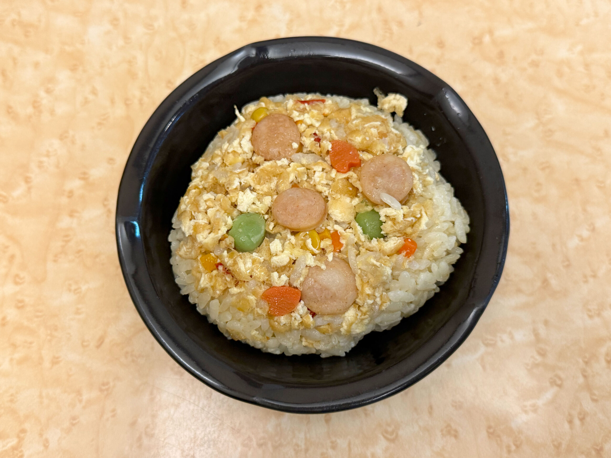 季節の炊き込みおにぎり(チョリソー入り洋風ごはん)