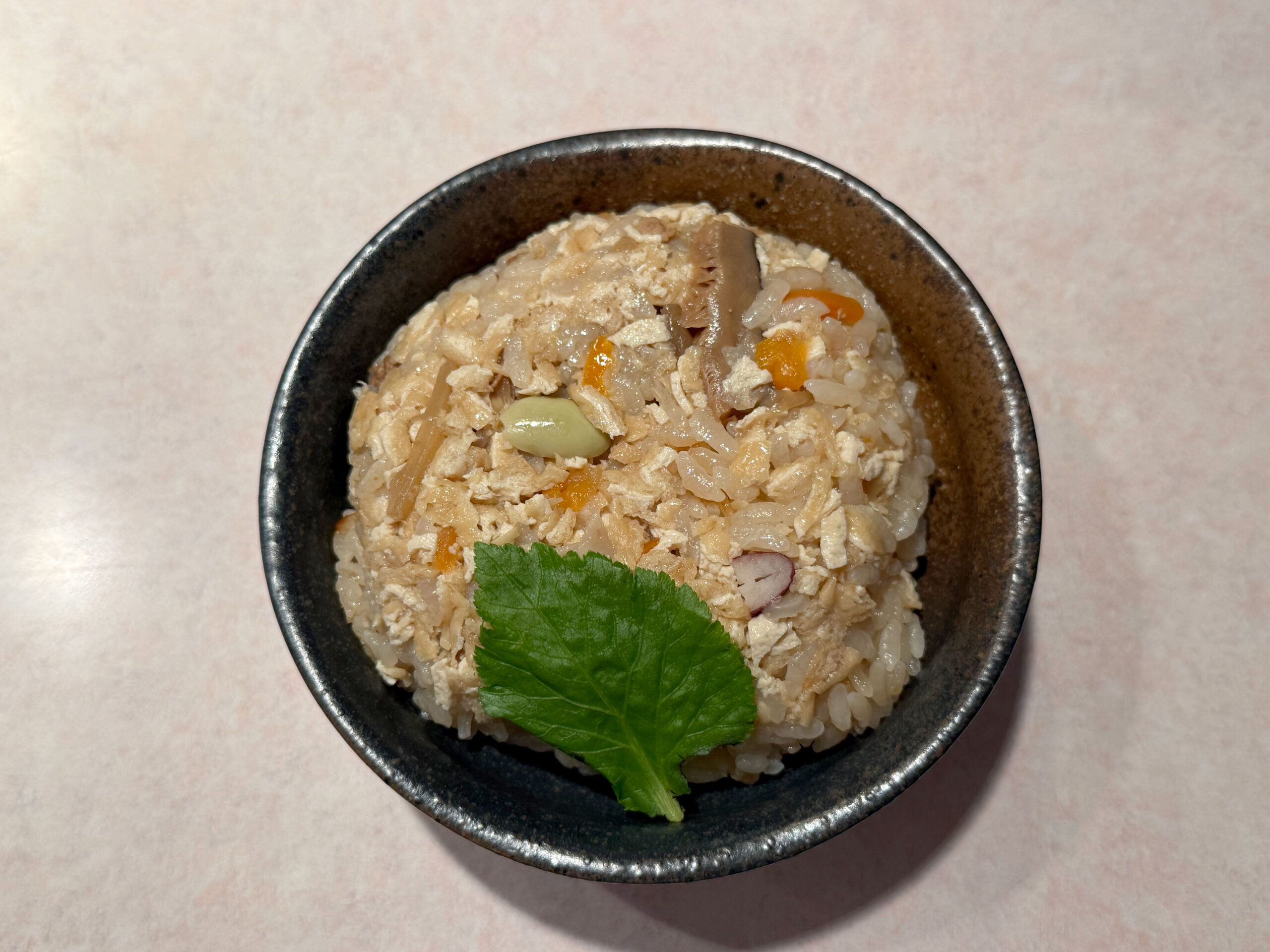 季節の炊き込みおにぎり(鶏ごぼう)