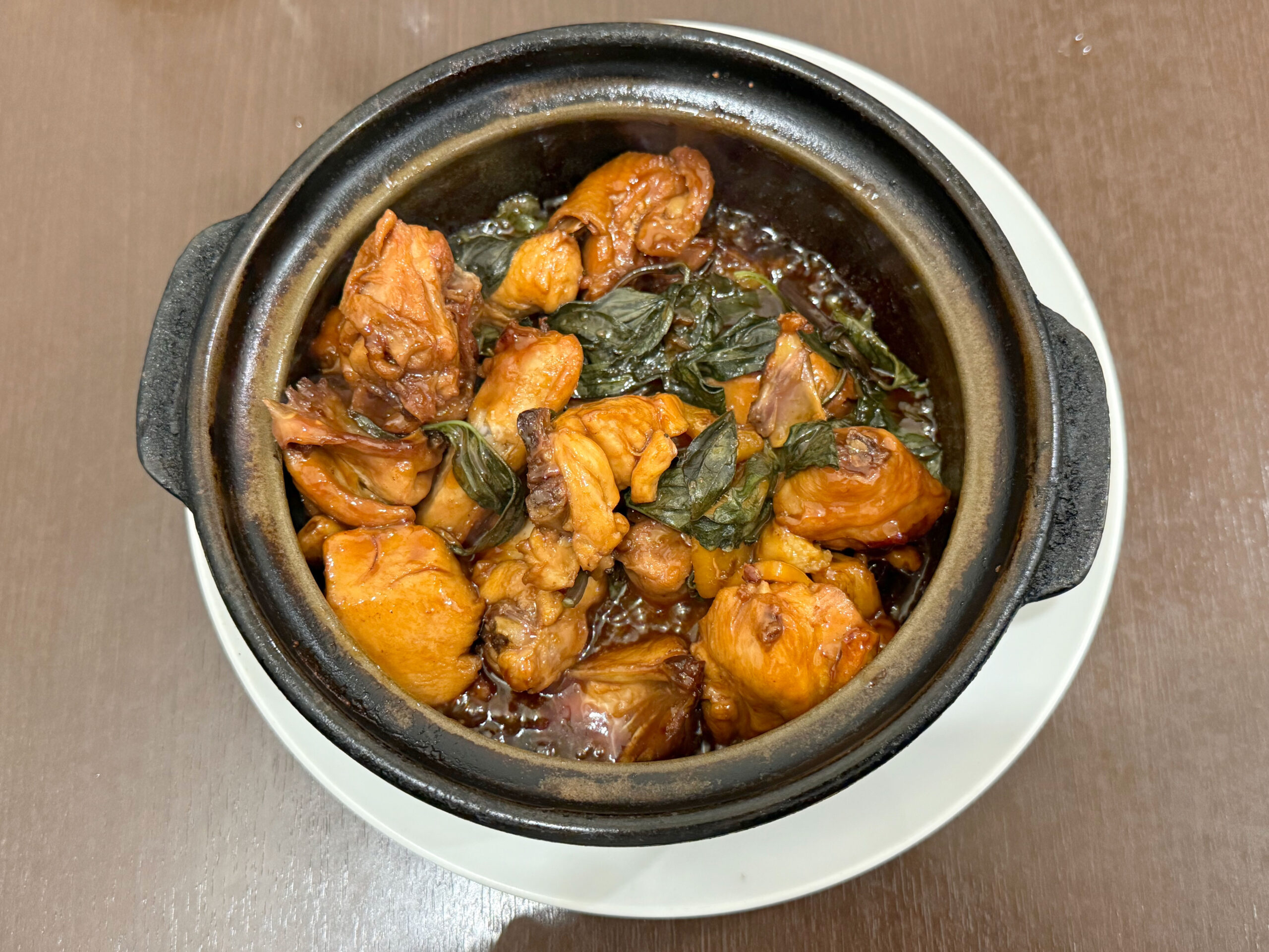 三杯鶏(鶏肉と台湾バジルの土鍋煮込み)