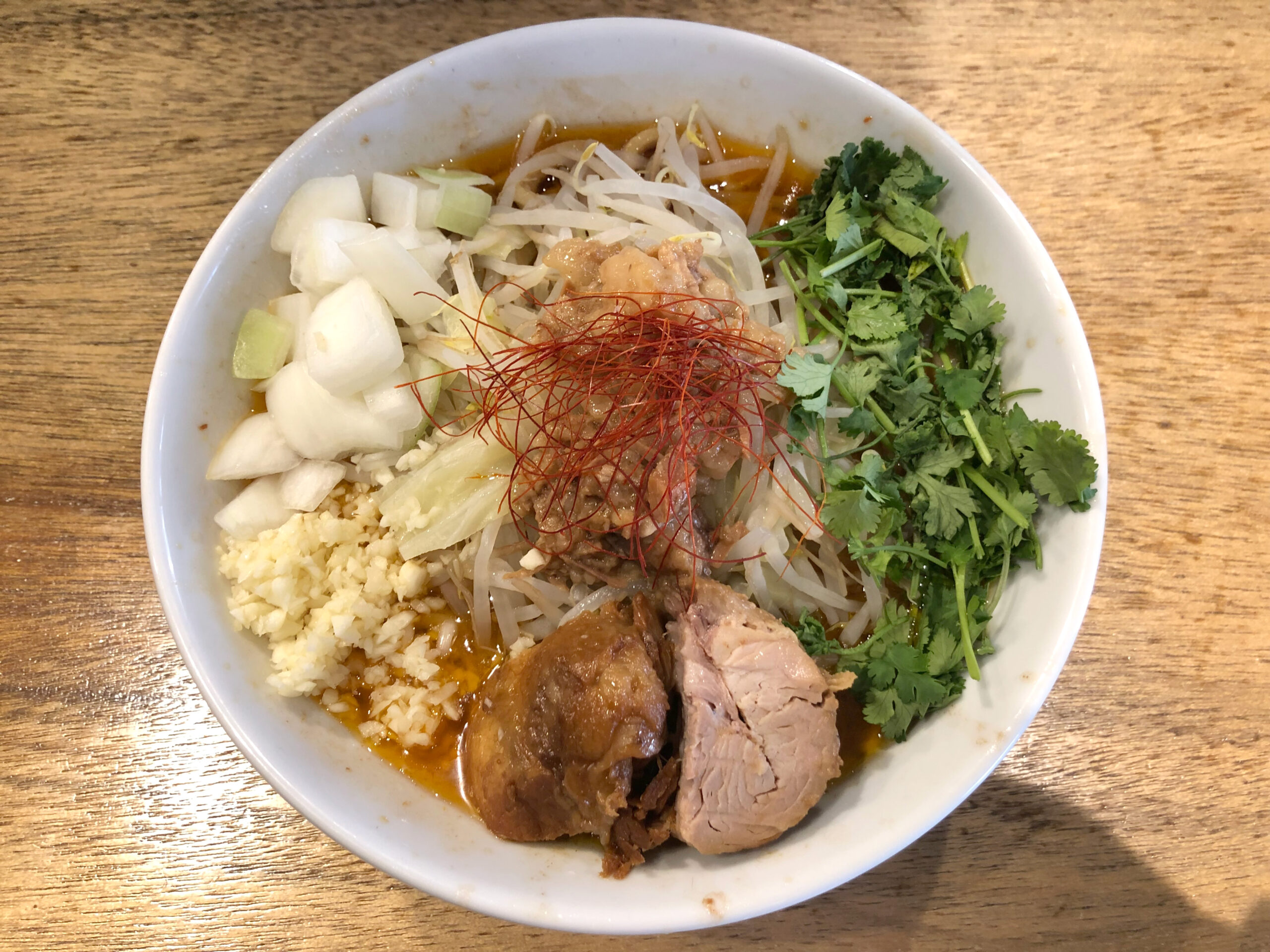 【限定】トムヤムラーメン 少なめ、たまねぎ、パクチー