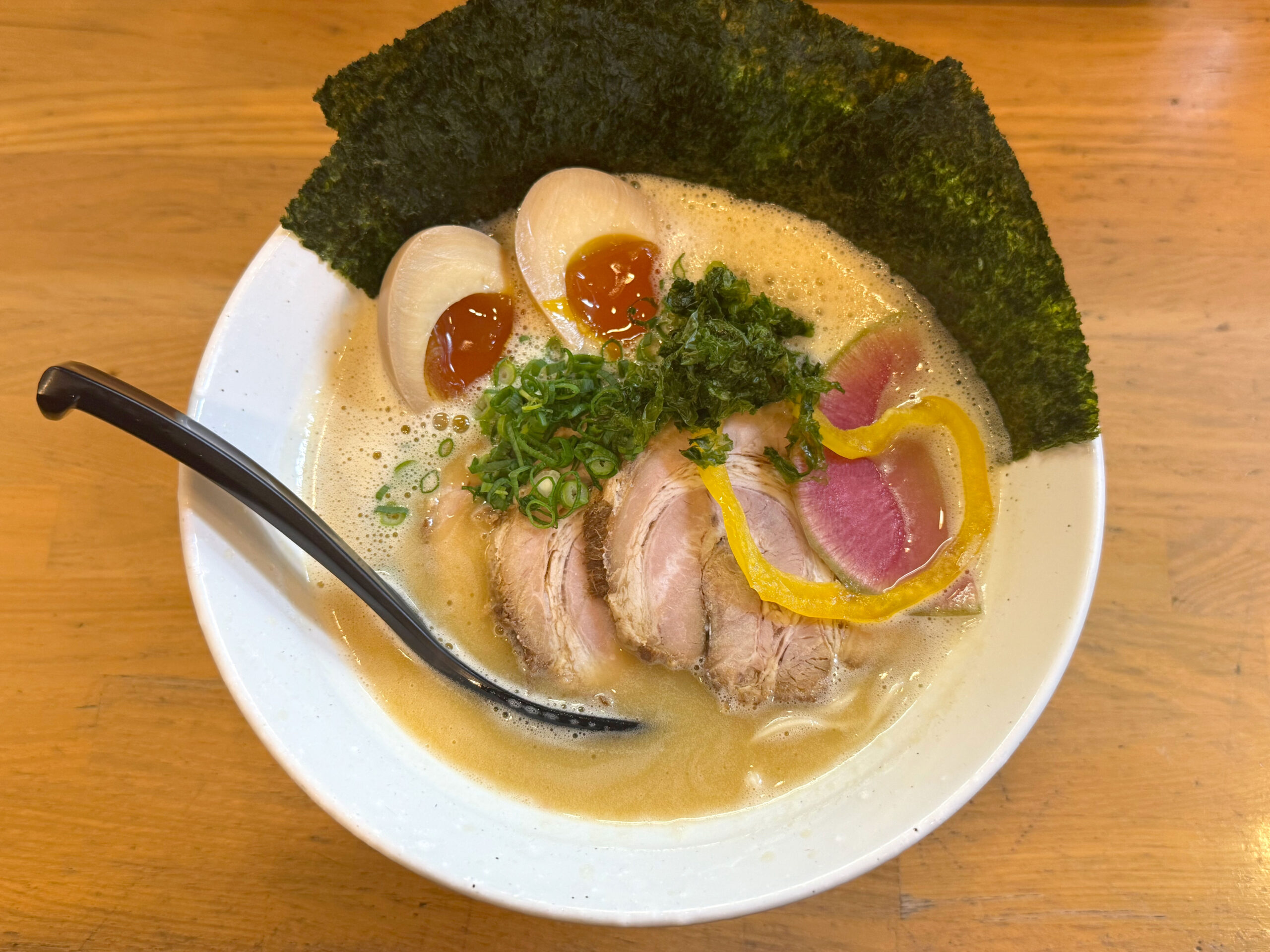 鶏白湯 生からし(麺硬め・辛さ中級)、特製B(チャーシュー2枚、玉子1個、板海苔4枚)