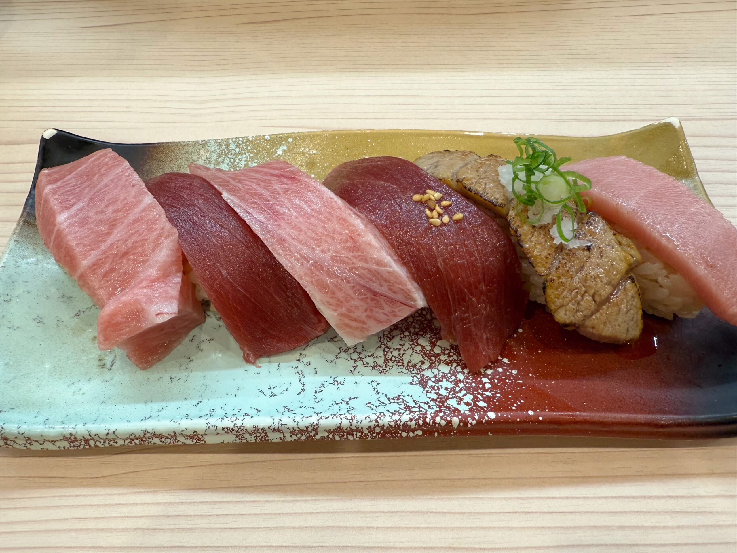 六貫盛(カマとろ、赤身、大とろ、本まぐろの漬け、大切り中とろ醤油炙り、中とろ)