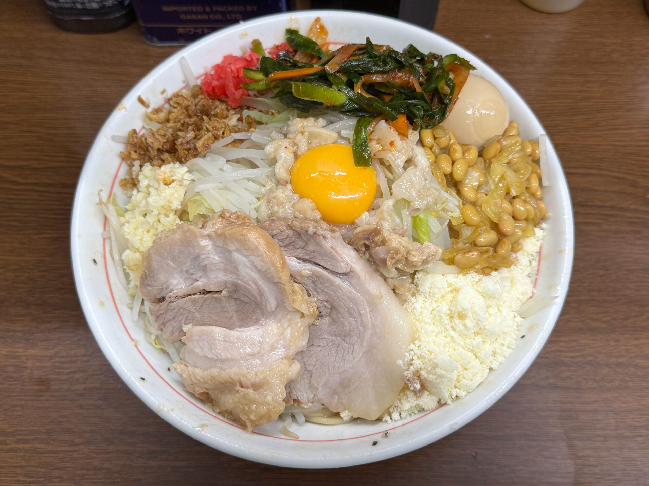 小ラーメン(豚2枚)、汁なし、味つけ玉子、ニラキムチ、粉チーズ、【限定】玉ねぎ納豆沢庵