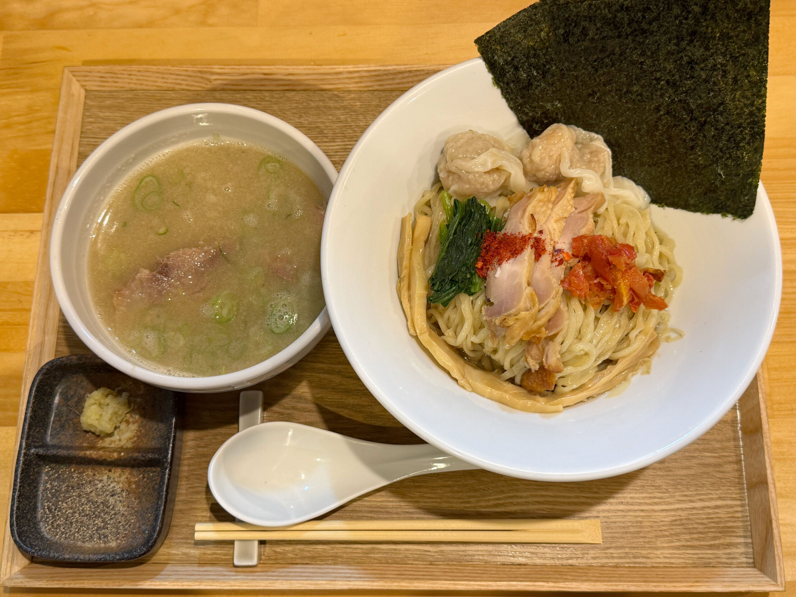 【限定】鶏とゲンコツの塩つけ麺、えびワンタン2個、ドライトマト