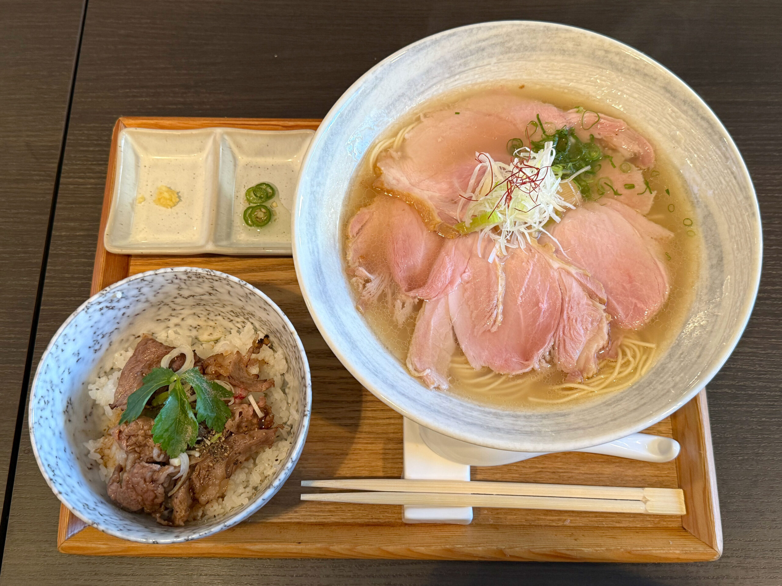 【限定】吊るし焼き叉焼の叉焼麺、黒毛和牛炙り丼