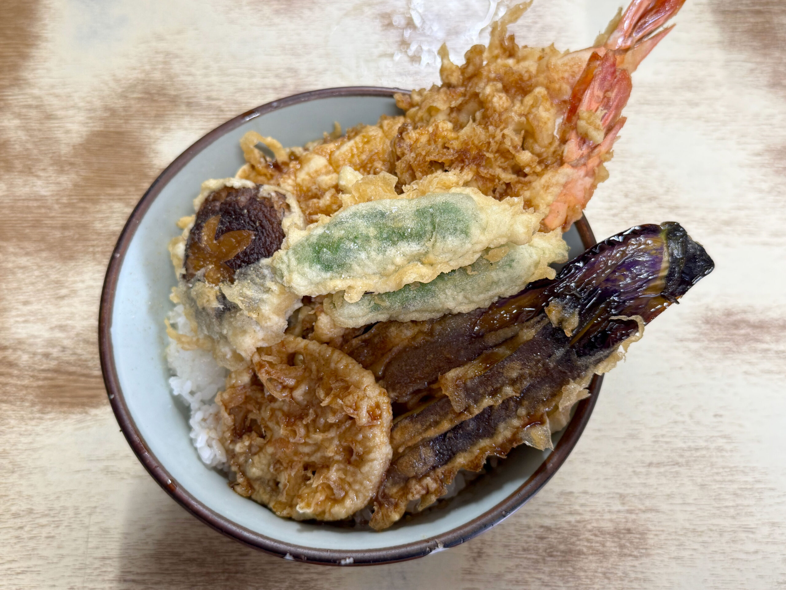黄金丼(特大海老2本、野菜5品)