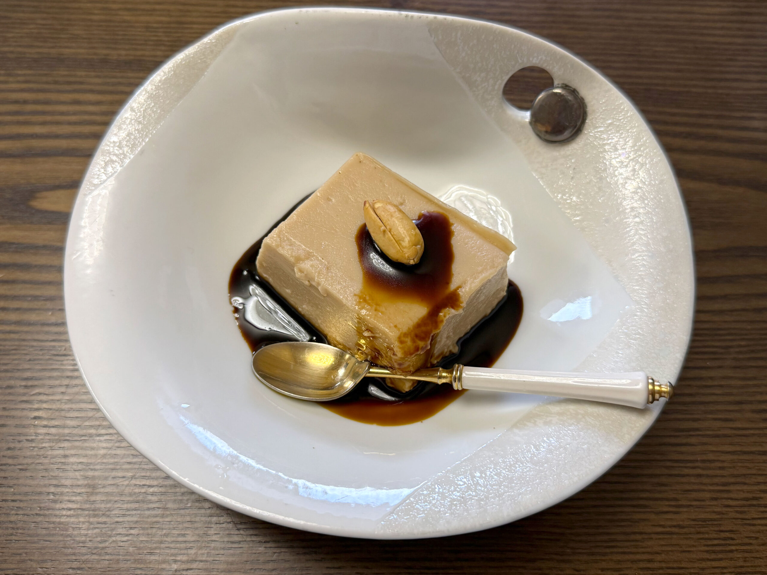 本日のデザート(ぴいなっつ豆富の黒蜜がけ)